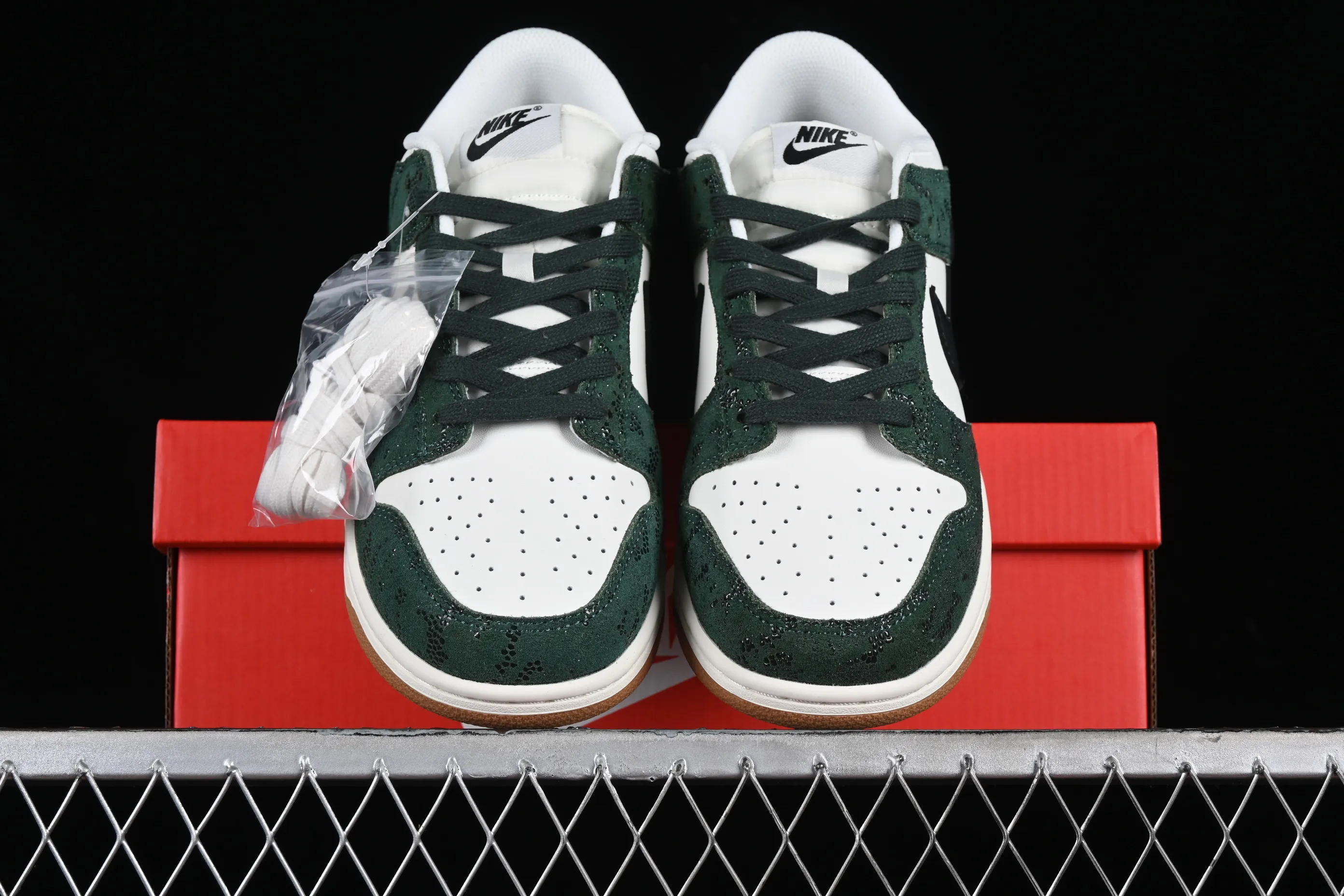 All categories Nk SB Dunk series Nk SB Dunk Low low-top sneakers Nk Dunk Low "Green Snake" white-green snake pattern SB low-top casual sports skateboard shoes FQ8893-397